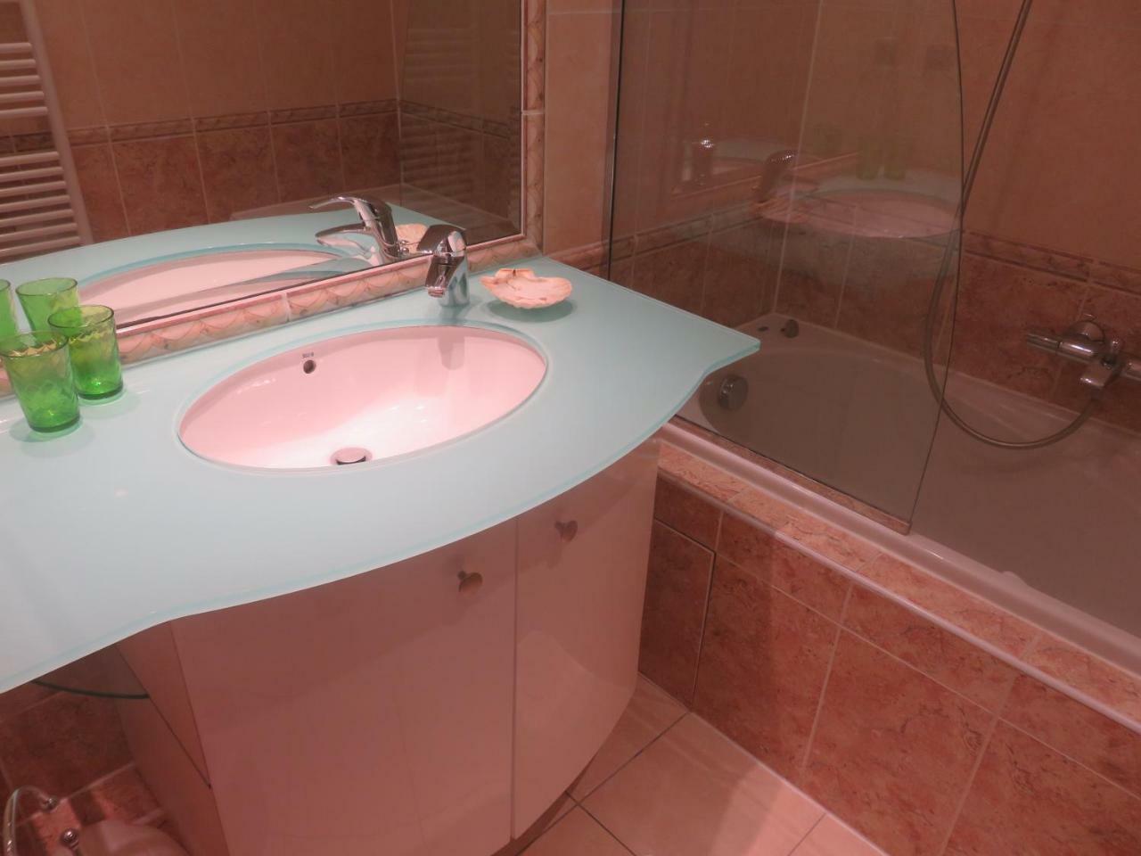 Stunning 2 Bed, 2 Bath Apt On The Cannes Sea Front Has Swimming Pool And Is A Secure Modern Building 464 Exterior photo